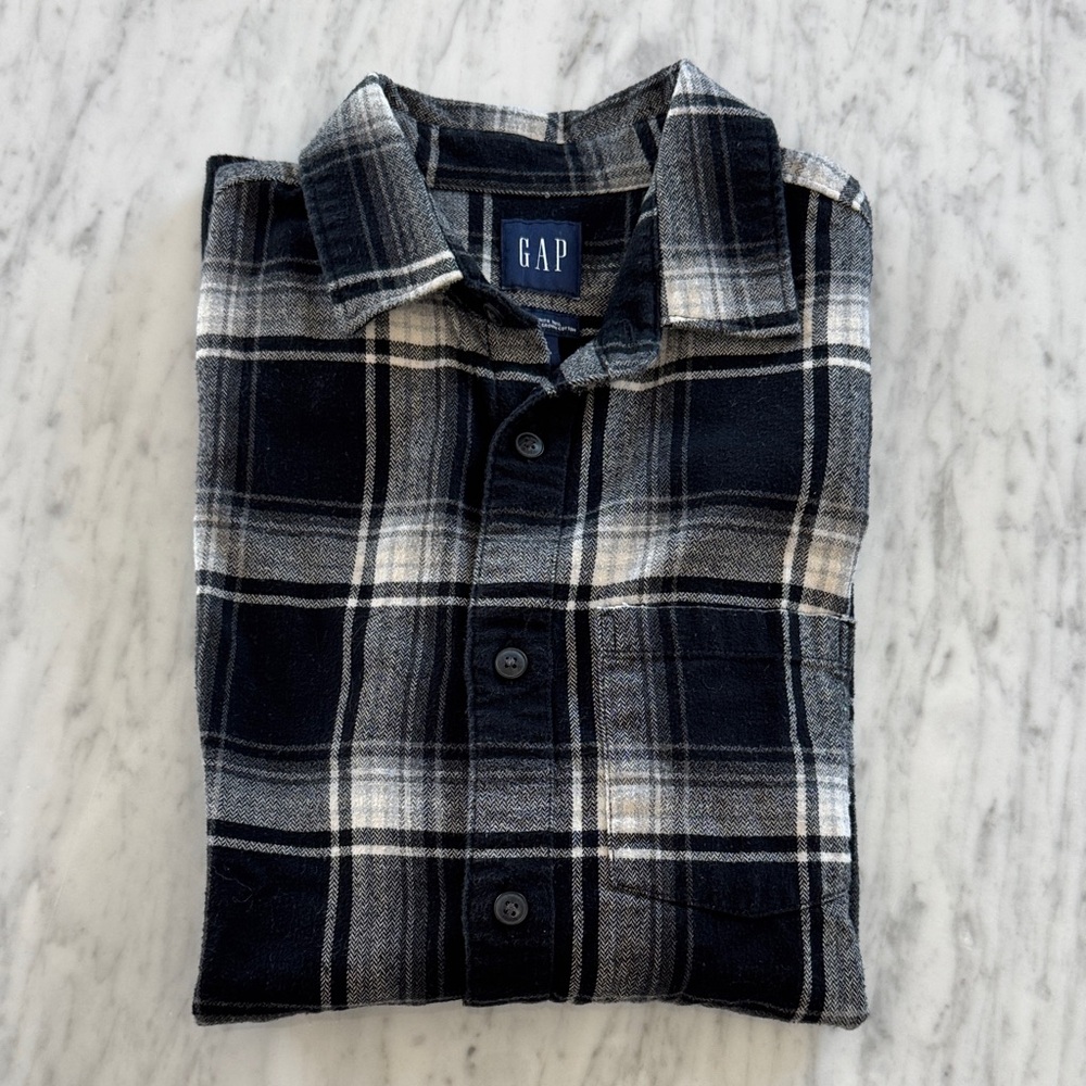 GAP Men's Black and Gray Plaid Button Down Shirt